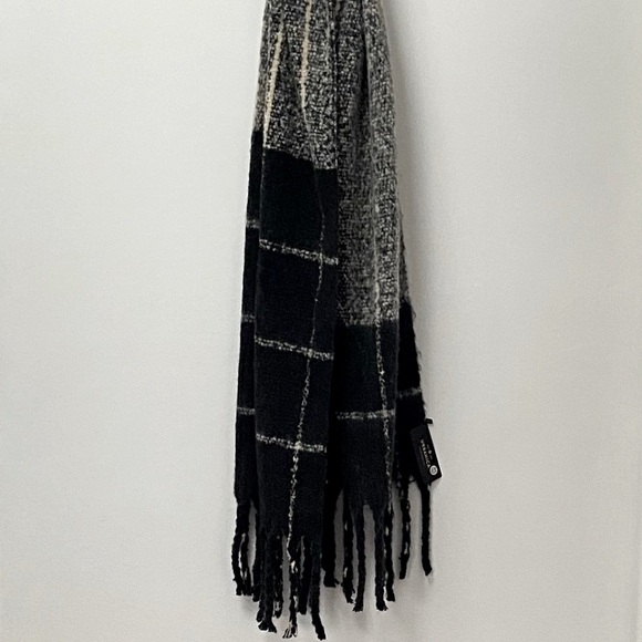 Urbanica Blanket Scarf NWT - Picture 3 of 4